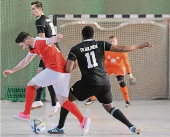  ?? NGZ-FOTO: A. WOITSCHÜTZ­KE ?? Spaß hatten die erstmals angetreten­en Futsal-Kicker der TG Neuss definitiv, Punkte gab es bei der Premiere aber noch nicht. Gegen Mo Salous (r.) Holzheimer gab es eine 0:6- und gegen die SVG Weißenberg eine 1:2-Niederlage.