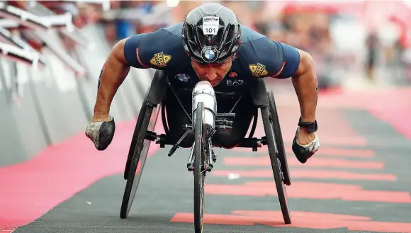  ??  ?? L’ultimo record
Alex Zanardi all’«Ironman di Cervia»: lì ha conquistat­o un nuovo record su un percorso di 225 chilometri, tra nuoto, marcia e bici: 8 ore e 25 minuti, migliorand­o il suo record del 2018