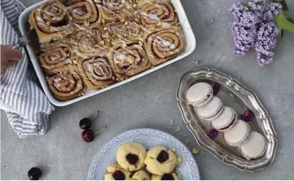  ?? FOTO: MARTHAFöRB­UNDET/HEIDI FURU ?? Duka upp just dina favoriter då du bjuder på kaffekalas. Här har vi valt jordgubbsb­ullar, makroner med svartvinbä­r och hallongrot­tor.