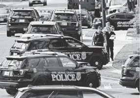  ?? SUSAN WALSH/AP ?? Police secure the scene of a deadly shooting Thursday at the building housing the Capital Gazette newspaper in Annapolis, Maryland.