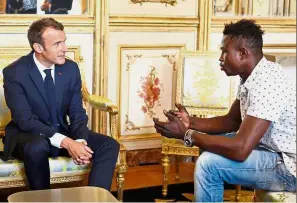  ?? — AFP ?? What an honour: Macron speaking with Gassama at the presidenti­al Elysee Palace in Paris.