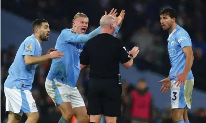 ?? ?? Erling Haaland (centre) leads Manchester City’s protests after the referee, Simon Hooper, called play back having played advantage. Photograph: Lee Smith/Action Images/Reuters