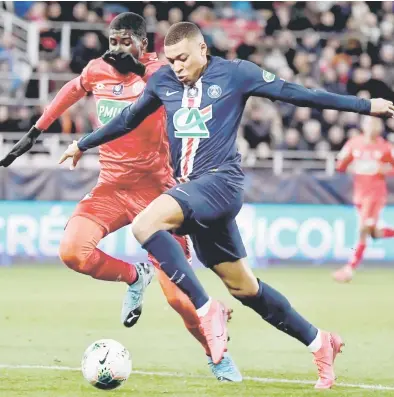  ?? — Gambar AFP ?? TERUSKAN KEMARAAN: Mbappe (kanan) mengawal bola ketika cuba dirampas oleh pemain Dijon pada perlawanan di Paris, Perancis kelmarin.