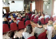  ??  ?? Sala rosa Di nome e di fatto: molte le donne tra il pubblico degli stati regionali delle donne, tutta rosa anche la scaletta. Nella foto l’intervento di Speziali (Caranti)