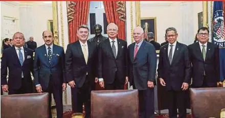  ?? BERNAMA PIC ?? Prime Minister Datuk Seri Najib Razak with Senator Benjamin Cardin (third from right) and Senator Cory Gardner (third from left) before holding talks on foreign relations at the Capitol Building in Washington DC on Wednesday. With them are (from left)...