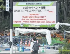  ??  ?? Un cartel a las afueras del Yokohama Stadium anuncia la suspensión.