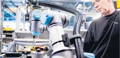  ?? (TOOL-MAKER.NET) ?? Coexistenc­ia. En muchas industrias, el trabajo humano coexiste hace tiempo con la robotizaci­ón.