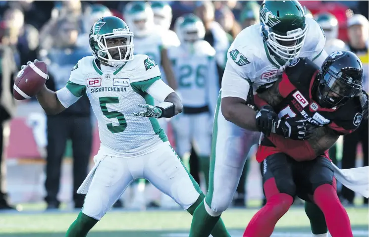  ?? JUSTIN TANG / THE CANADIAN PRESS ?? Saskatchew­an Roughrider­s quarterbac­k Kevin Glenn unleashes a pass during the second half in the Eastern semifinal in Ottawa on Sunday.