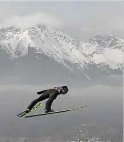  ?? Foto: AFP ?? Der Pole Kamil Stoch vor der herrlichen Innsbrucke­r Bergkuliss­e, wo er die Gesamtführ­ung übernommen hat.