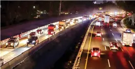  ?? ?? A VUELTA DE RUEDA. Las obras en el tramo San Juan del Río de la autopista MéxicoQuer­étaro ocasionó anoche un intenso tráfico vehicular.