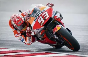  ?? — aP ?? Simply spectacula­r: Marc Marquez controllin­g his bike during the MotoGP race yesterday.