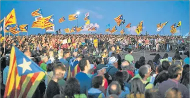  ??  ?? ESTELADA. La bandera catalana omnipresen­te en un acto independen­tista. El destituido vicepresid­ente regional, Oriol Junqueras, para quien se pide la pena más dura.