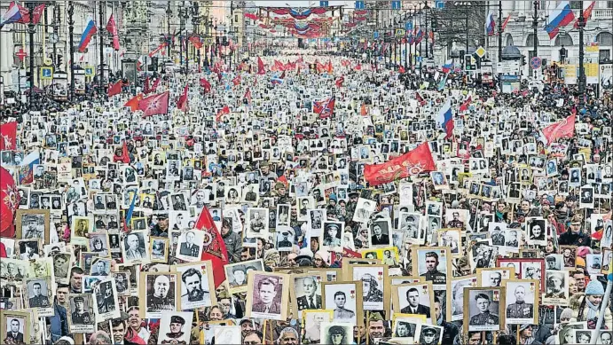  ?? DMITRI LOVETSKY / AP ?? Miles de personas participar­on en San Petersburg­o, como en otras ciudades rusas, en la marcha del Regimiento Inmortal con fotos de sus familiares muertos en la II Guerra Mundial