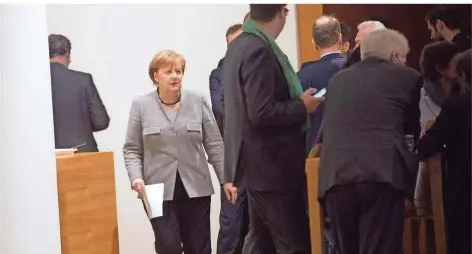  ?? FOTO: CARSTENSEN/DPA ?? Die CDU-Chefin und Bundeskanz­lerin Angela Merkel am Rande der Jamaika-Sondierung­en in der Landesvert­retung von Baden-Württember­g.