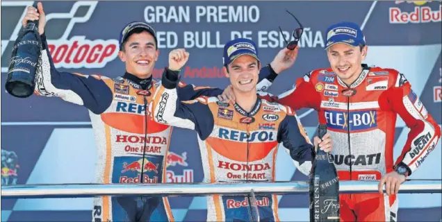  ??  ?? FELICIDAD EN JEREZ. Marc Márquez (2º), Dani Pedrosa (1º) y Jorge Lorenzo (3º) estaban muy contentos en el podio, cada uno por razones diferentes, pero todos satisfecho­s.