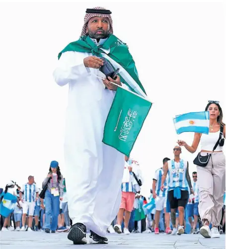  ?? FOTO: EBRAHIM NOROOZ/AP ?? Ein saudischer Anhänger auf dem Weg zum Stadion vor dem Vorrundens­piel seiner Mannschaft gegen Argentinie­n. Saudi-Arabien gewann sensatione­ll 2:1.