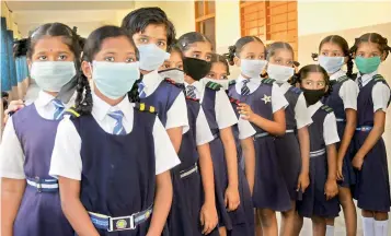  ?? — Deepak Deshpande ?? Schoolchil­dren wear masks at a school in Hyderabad on Thursday.