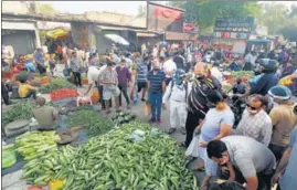  ?? ANI ?? People crowd at a vegetable market after weekend lockdown in Lucknow on Monday.