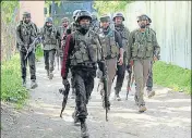  ?? ANI ?? ■
Army jawans rushing towards encounter site in the Pinjora area of Shopian, in south Kashmir on Monday.