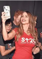  ?? KEVIN MAZUR/GETTY IMAGES ?? Sofia Vergara preps for a selfie with her “Family.”