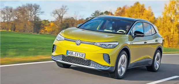  ??  ?? Der ID.4 ist der erste Elektro-SUV von Volkswagen. Er hat etwas mehr Bodenfreih­eit als der ID.3 und kommt auch mit Allrad – los geht’s aber mit Heckantrie­b.