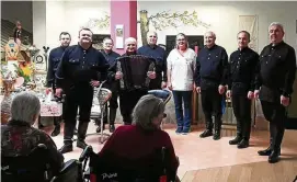  ?? FOTO: SOZIALSTAT­ION ?? Der „Kosaken-Chor“aus dem Ural unterhielt die Bewohner der ambulant betreuten Wohngruppe und Gäste der Tagespfleg­e. In der Mitte Ute Grüner.