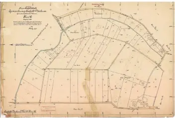  ??  ?? Karte aus dem Jahre 1924: Die Hüttenalle­e ist auf der Karte unten zu sehen und damals neu entstanden. Rechts unten (Süden) befindet sich der Großhütten­hof, links unten (Norden) verläuft heute der Europaring