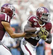  ?? Godofredo A. Vásquez / Staff photograph­er ?? Jacob Kibodi, right, who transferre­d to UIW, is one of several Texas A&M running backs to leave the program this season.