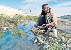  ??  ?? En diversos etilos y formatos, las fotografía­s que integran el proyecto reflejan una de las realidades que se viven en la frontera: la miseria.