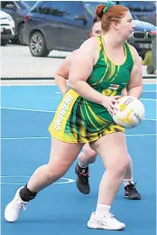  ?? Photograph­s AMANDA EMARY. ?? Right: Hill End goal attack Jemma Colgrave works the ball into attack during Saturday’s D grade game against MDU.
Hill End enjoyed a hard-earned threegoal win, 28-25.
They sit just outside the “top six”.