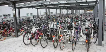  ?? Symbolfoto: Harry Jung ?? So in etwa könnten die überdachte­n Fahrradste­llplätze am Meringer Gymnasium aussehen.