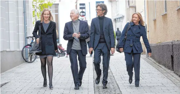  ?? FOTOS: THOMAS WARNACK ?? Die Schleckers am Dienstag in Ehingen (von links): Meike Schlecker, Anton Schlecker, Lars Schlecker und Christa Schlecker.
