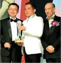  ??  ?? From left: McMillan Woods organising chairman and founding president Datuk Seri Raymond Liew, Tan, and guest of honour Tunku Datuk Mu’tamir Tunku Mohamed at the awards ceremony.