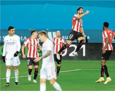  ?? EP ?? Raúl García celebra uno de sus dos goles de anoche ante el Real Madrid