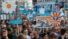  ??  ?? Des participan­ts à la marche pour le climat du 13 octobre à Paris.