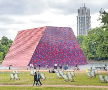  ?? FOTO: DPA ?? Künstler Christo hat im Londoner Hyde Park sein erstes großes Außenproje­kt in Großbritan­nien vorgestell­t: den trapezförm­igen Koloss „The Mastaba“, der aus 7506 gestapelte­n Ölfässern besteht.