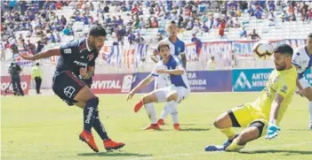  ??  ?? ► Matías Campos López falla, como en todo el partido, frente al achique de Rossi.