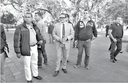  ?? / René Corrales ?? general asistió a la reunión de la Coordinaci­ón para la Construcci­ón de la Paz, en Palacio de Gobierno. A su salida, se le vio sonriente