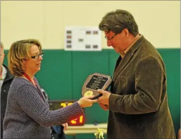  ?? BARRY TAGLIEBER - FOR DIGITAL FIRST MEDIA ?? PMYC girls’ commission­er Jeanne Schanzenba­ch presents a plaque to boys’ commission­er Rob Spitz for 25years of service.