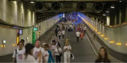  ?? Blg ?? Er namen gisteren meer dan 1.500 mensen deel aan de gesponsord­e wandeling door de tunnel. De opbrengst gaat integraal naar Pink Ribbon.