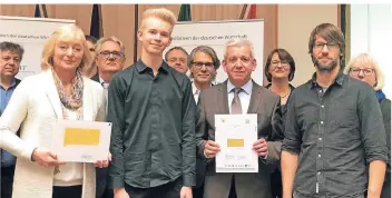  ?? FOTO: AEG ?? Waltraud Hoepfner, Schüler Arne Schaper, Bruno von Berg und Olaf Koch nahmen die Auszeichnu­ng „Digitale Schule“in Dortmund in Empfang. Das AEG ist eine von nur 50 Schulen in NRW mit diesem Siegel.