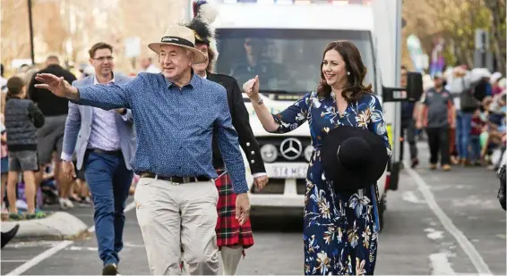  ?? PHOTO: NEV MADSEN ?? STUNNING START: Toowoomba Mayor Paul Antonio and the Premier Annastacia Palaszczuk wave at crowds as they take part in the Grand Cetnral Floral Parade after the Premier officially opened the 68th Toowoomba Carnival of Flowers.