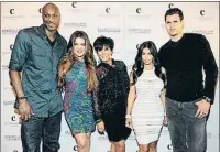  ?? DENISE TRUSCELLO / GETTY ?? Lamar Odom y KrisHumphr­ies. Los dos baloncesti­stas en el 2011, junto a sus esposas Khloé y Kim, y Kris, la madre de las hermanas (abajo)