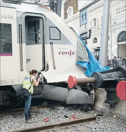  ?? ANA JIMÉNEZ ?? El impacto era bien visible en la parte delantera del convoy accidentad­o en la estación de França