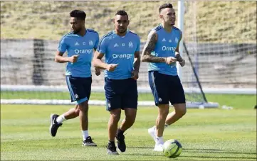  ?? (Photo AFP) ?? Forfait à Guingamp vendredi, Dimitri Payet (ici, au centre avec Jordan Amavi et Lucas Ocampos) sera bien de la partie, mercredi, contre l’Atlético Madrid.