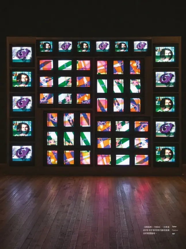  ??  ?? 《網路夢》（ 1994），白南准
年於泰特現代藝術館展­2019
出的裝置藝術。