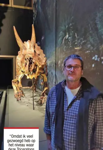  ?? FOTO RR ?? Fossielenz­oeker Dirk Cornelisse­n poseert bij Dirkje in het museum Naturalis in Leiden. “Dat een Triceratop­s naar me genoemd is, vind ik een hele eer.”