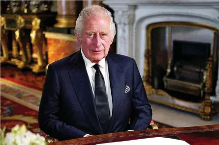  ?? ?? Carlos III, ayer, en su primer discurso como monarca desde el salón azul del Palacio de Buckingham, situado en el centro de Londres.