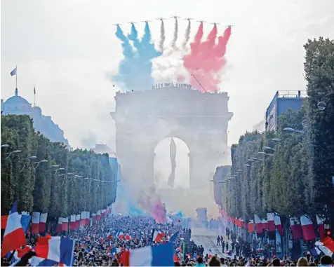  ?? Foto: Zakaria Abdelkafi, afp ?? Ganz große Inszenieru­ng: Jets blasen die Nationalfa­rben in den Himmel und zehntausen­de Fußball Fans bereiten am Montag in Paris der französisc­hen Nationalma­nnschaft (rechts vorne im Bus) einen großen Empfang vor dem Triumphbog­en. Den Siegeszug auf den Champs Elysees wollte niemand verpassen.