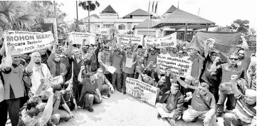  ??  ?? Over 300 Johor Bugis ethnic community associatio­n (PBNJ) members with Johor Malay NGO coalition council (Gabung Johor) led by PBNJ chief Datuk Awang Mohamad and Gabung Johor vice-president Abdullah Md Yusof organise a rally in front of Yayasan...